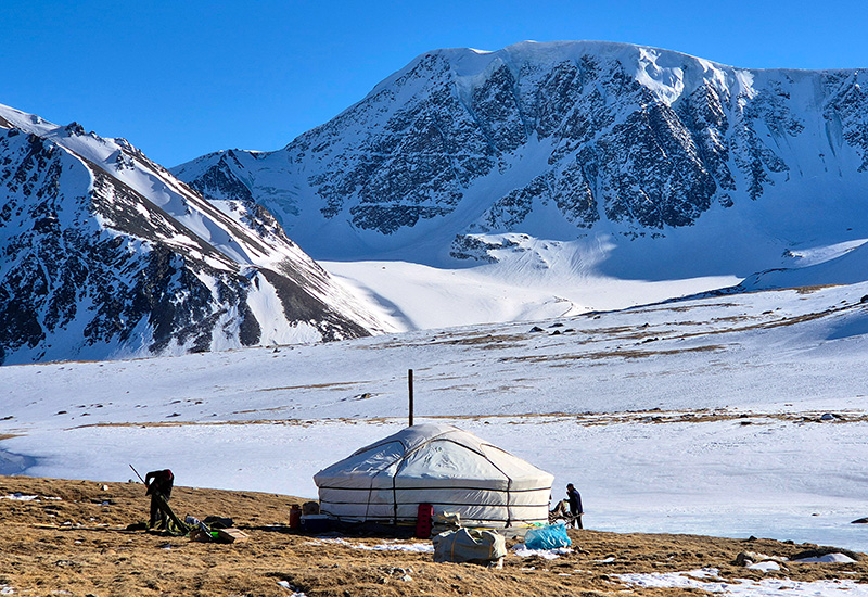 Skiers going to the Altai Mountains